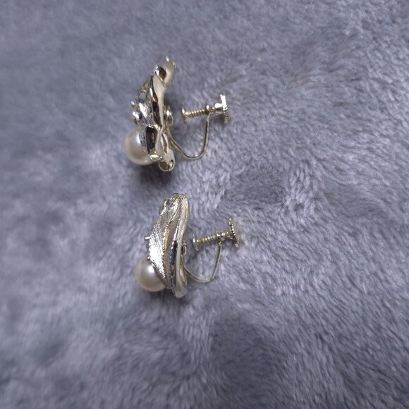 Vintage Lisner Faux Pearl Rhinestone Leaf Design Screw-back Earrings Gold Tone - Picture 3 of 4